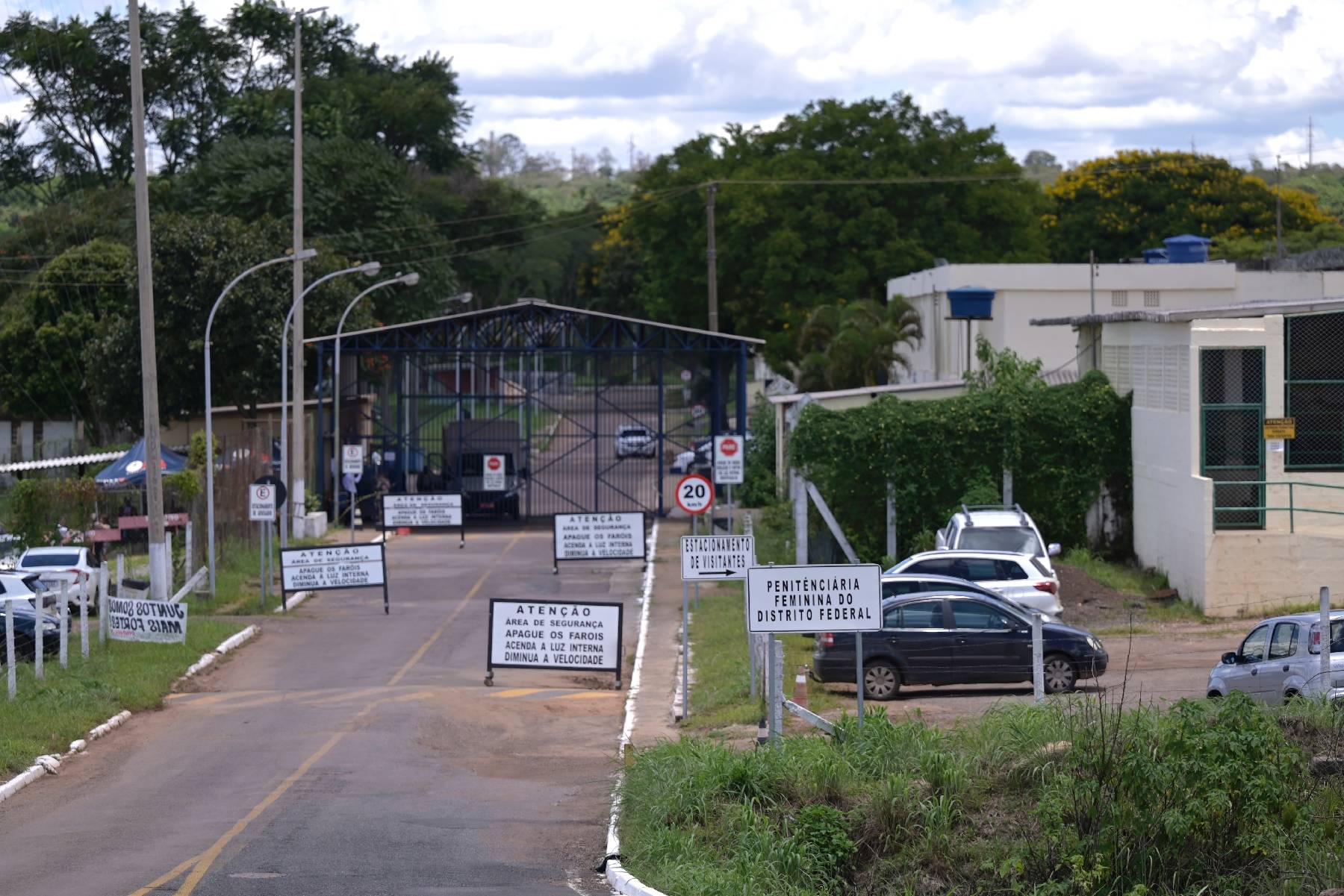 Brésil: devant la prison de Colmeia, les familles sans nouvelles des détenues