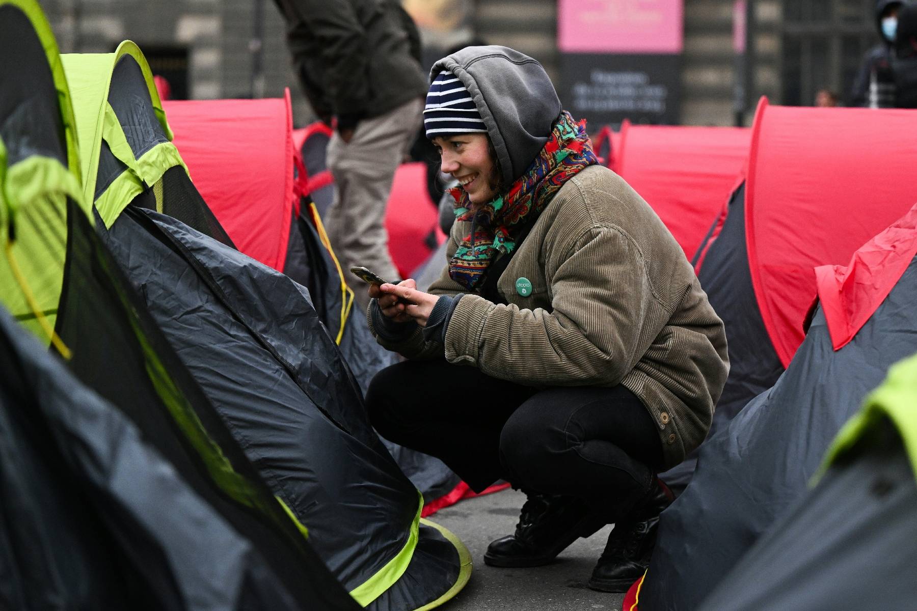 De jeunes migrants campent dans le froid devant le Conseil d'Etat