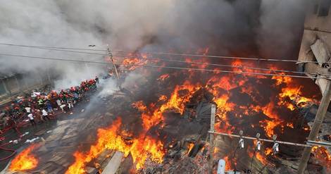 Bangladesh: un gigantesque incendie dévaste un marché aux vêtements de Dacca