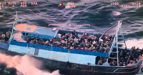 Italie : plus de 1.300 migrants secourus en mer, hommage aux victimes
