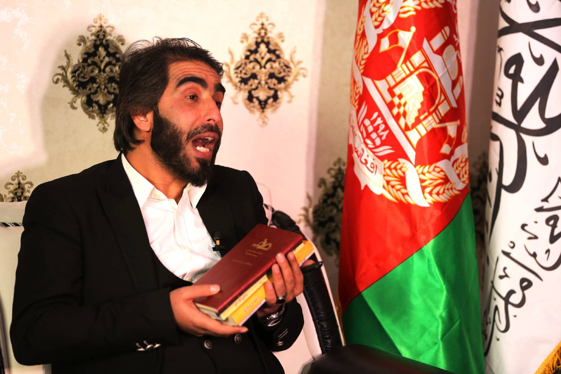 Interdiction aux femmes afghanes d'étudier: un professeur déchire ses diplômes