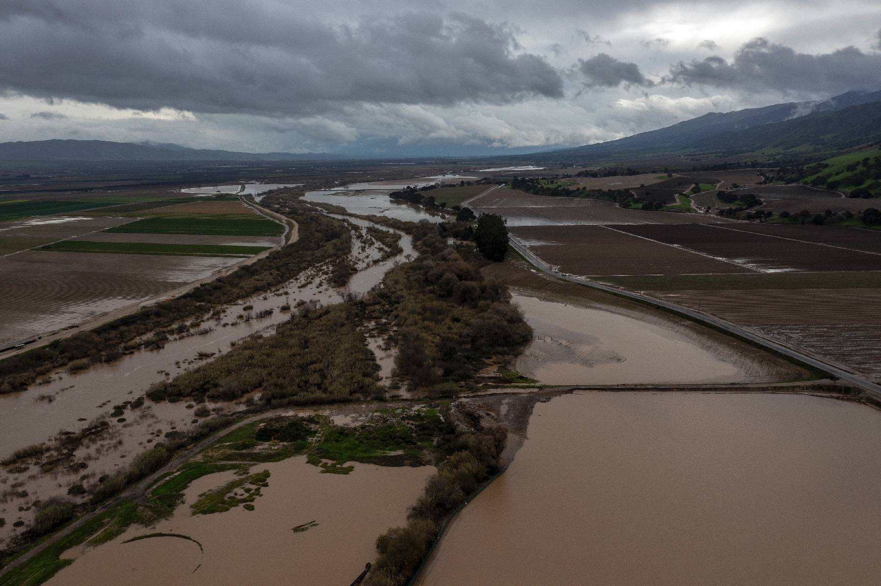 Biden se rendra jeudi en Californie meurtrie par les tempêtes