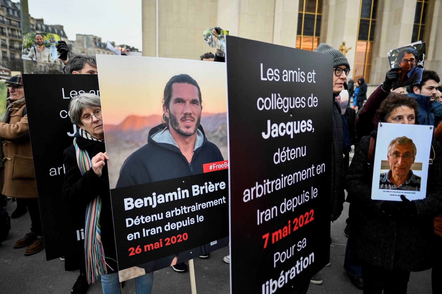 Rassemblement à Paris pour la libération des détenus français en Iran