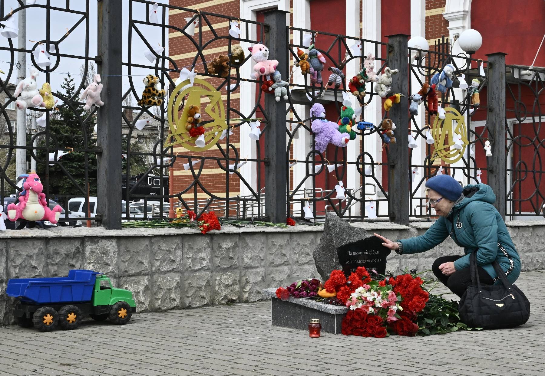 Les Ukrainiens commémorent le bombardement de la gare de Kramatorsk