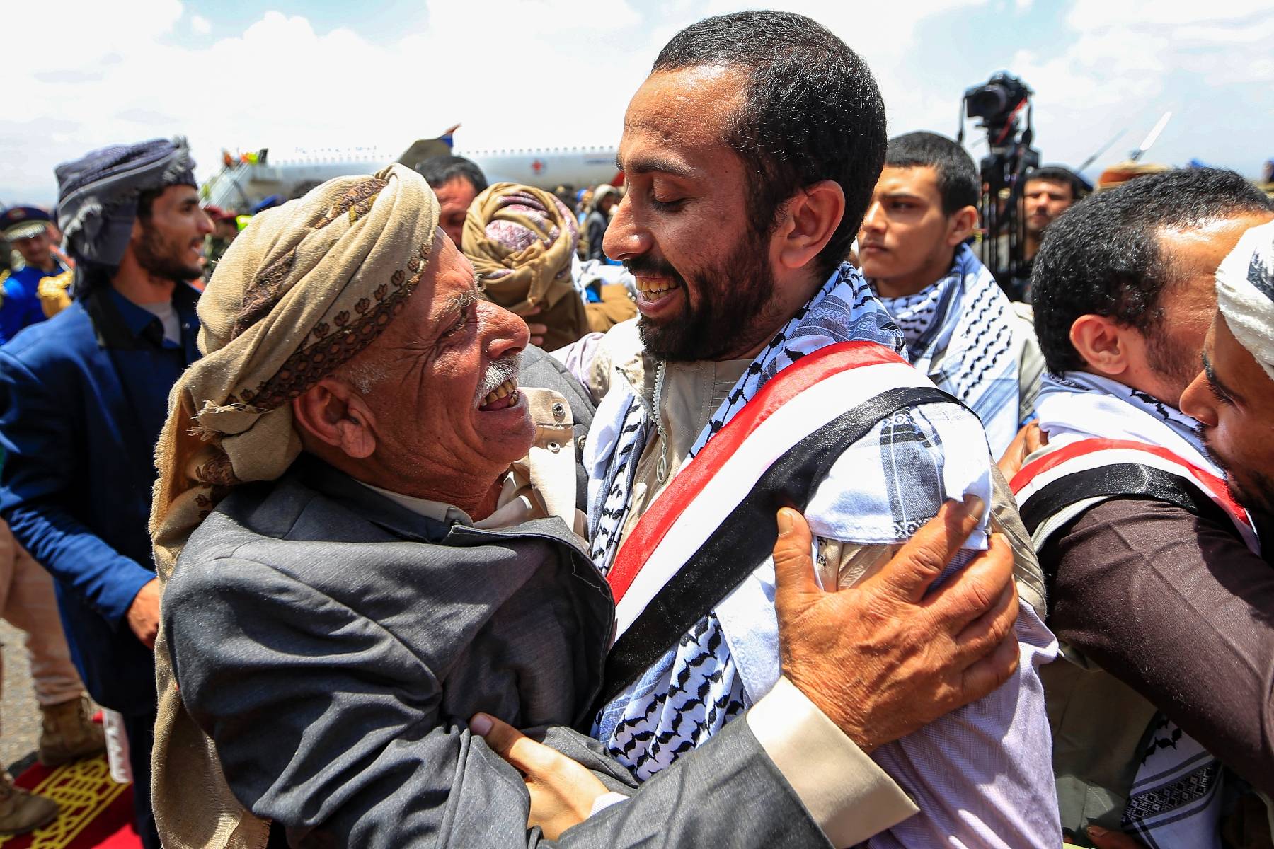 Au Yémen en guerre, les familles de prisonniers libérés soulagées