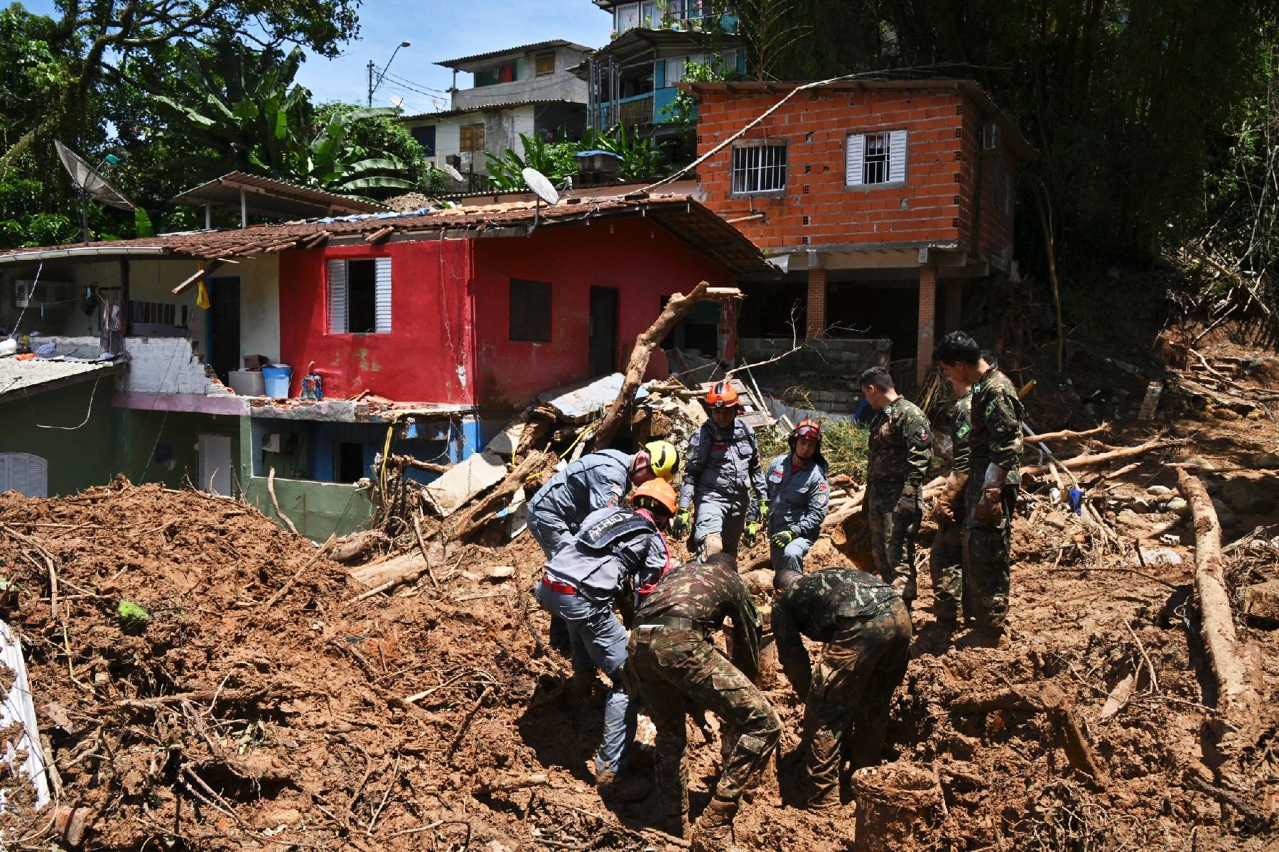 Glissements de terrain au Brésil: les recherches se poursuivent, le bilan augmente