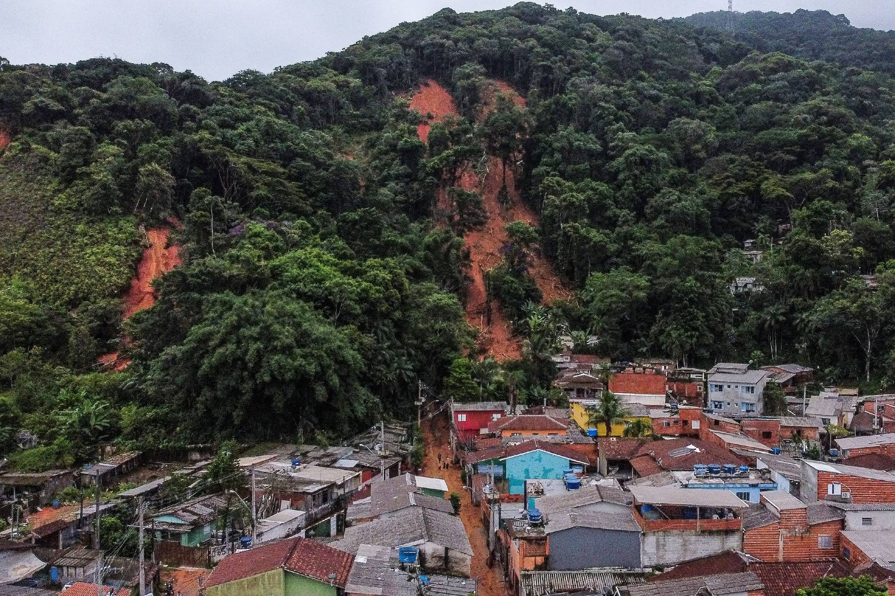 Brésil: Lula survole la zone sinistrée par une tempète meurtrière