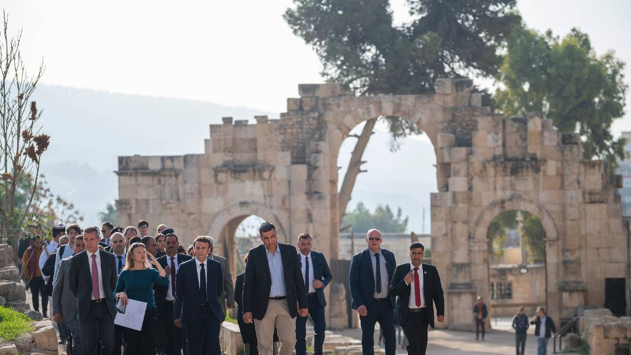 Le président français Emmanuel Macron (c) visite le site archéologique de Jerash, le 21 décembre 2022 en Jordanie