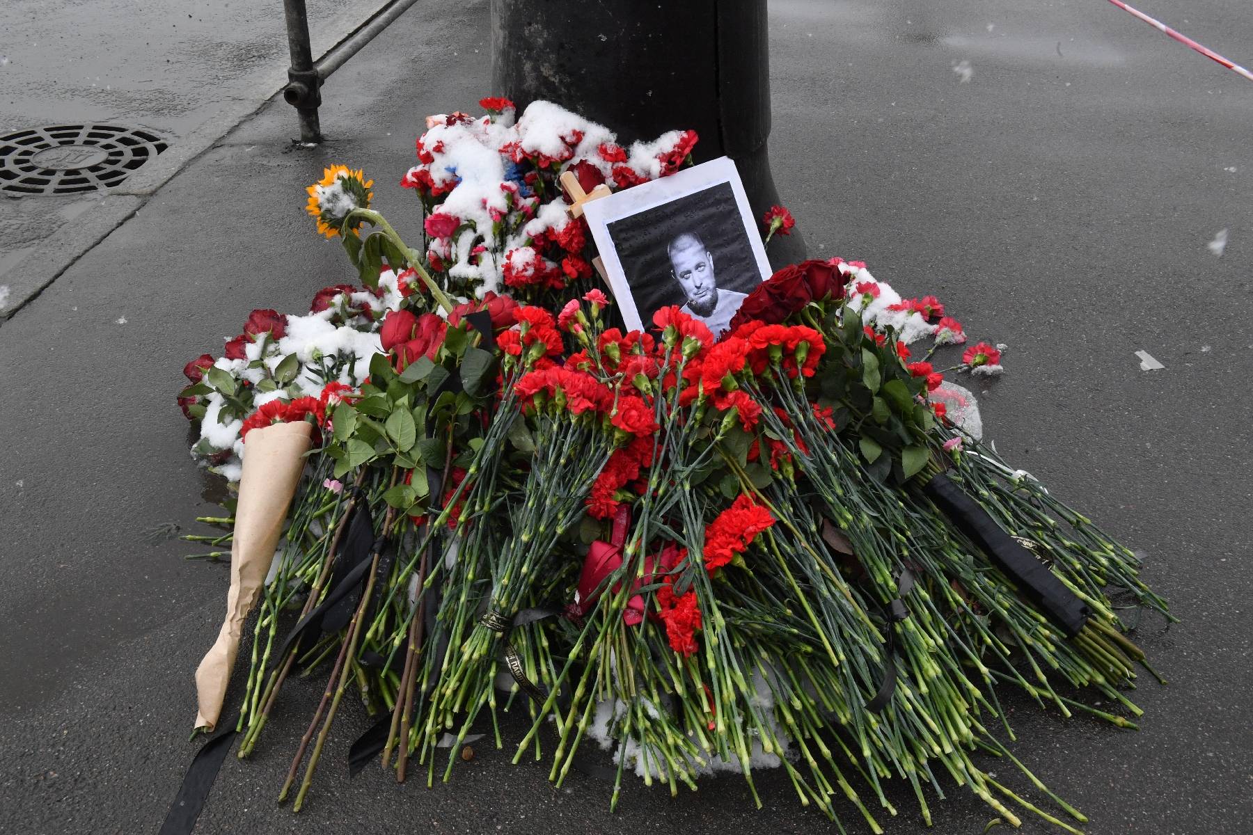 Russie: des centaines de personnes aux obsèques d'un blogueur militaire