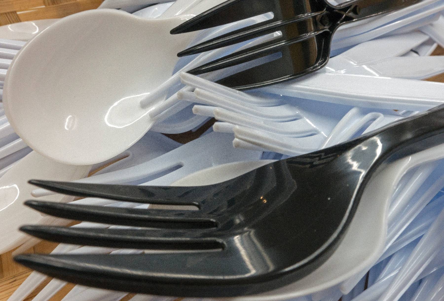 Vaisselle réutilisable: le gouvernement menace les mauvais élèves de la restauration rapide
