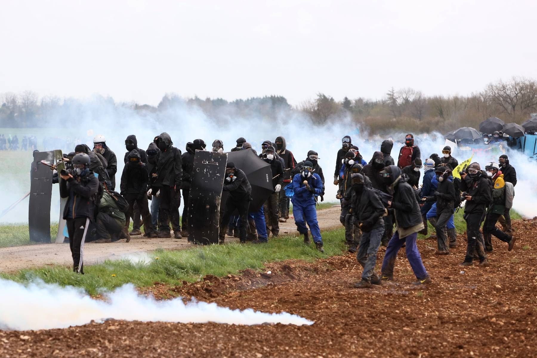 Bassines de Sainte-Soline : 4 000 grenades lacrymogènes, au moins 31 blessés... Comment une manifestation a dégénéré dans les Deux-Sèvres
