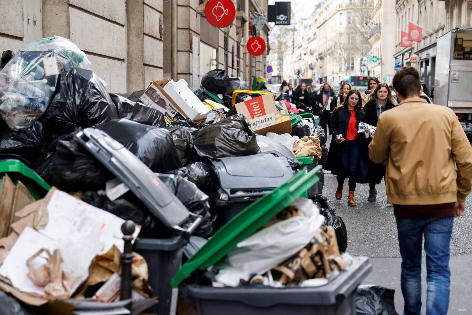 Grève des éboueurs à Paris: baisse sensible du volume de déchets non ramassés