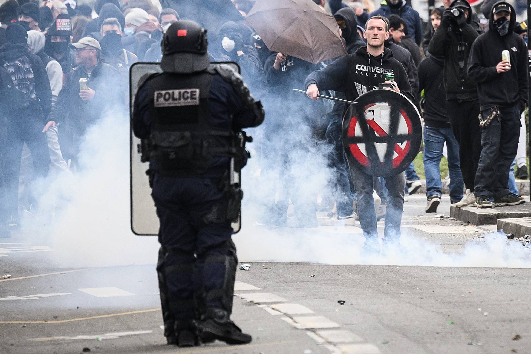 Retraites: violents heurts à Nantes entre manifestants et forces de l'ordre