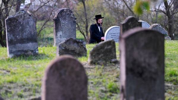 Un pèlerins juif hassidique prie à proximité de la tombe du rabbin Yéchaya Steiner, le 23 avril 2023 à Bodrogkeresztur, en Hongrie