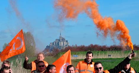 Retraites: une centaine de manifestants tenus à distance du Mont-Saint-Michel