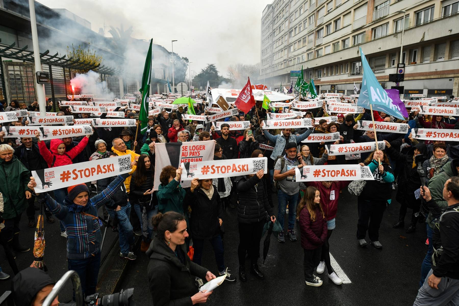 Manifestation pour dénoncer "les effets néfastes" d'un marché immobilier devenu inaccessible pour les habitants du Pays basque, le 1er avril 2023 à Bayonne