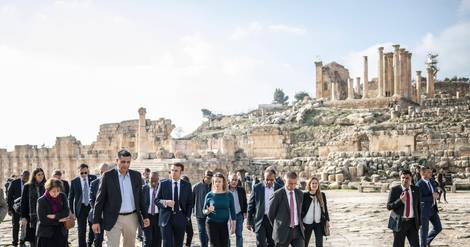 Macron rattrapé par le Mondial sur un site archéologique en Jordanie