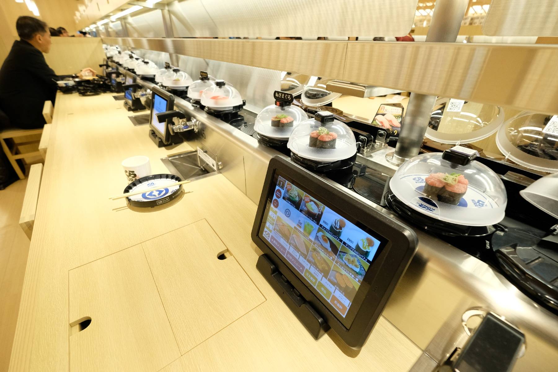 Tollé au Japon après des farces de mauvais goût dans des restaurants de sushis