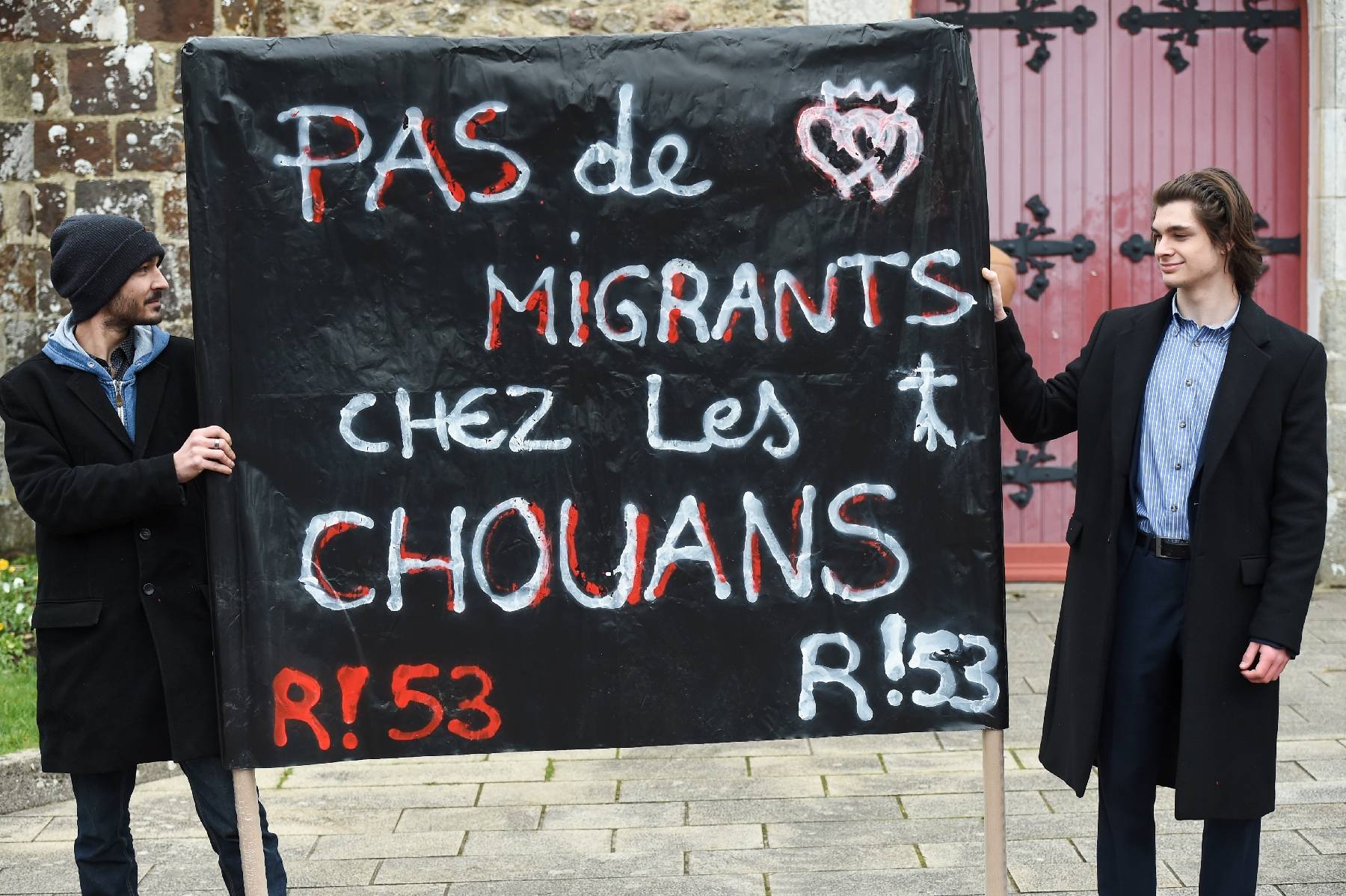 A Saint-Brévin-les-Pins, les réfugiés déménagent, la station balnéaire s'embrase
