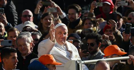 Le pape sort de l'hôpital après trois jours de soins