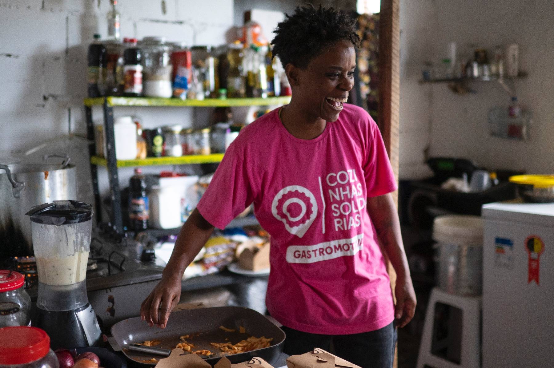 À Rio, une cuisine solidaire et gastronomique dans les favelas