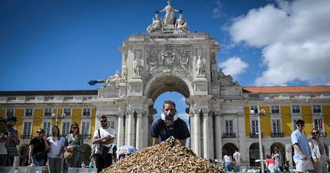 A Lisbonne, des militants pour l'environnement rassemblent un énorme un tas de mégots