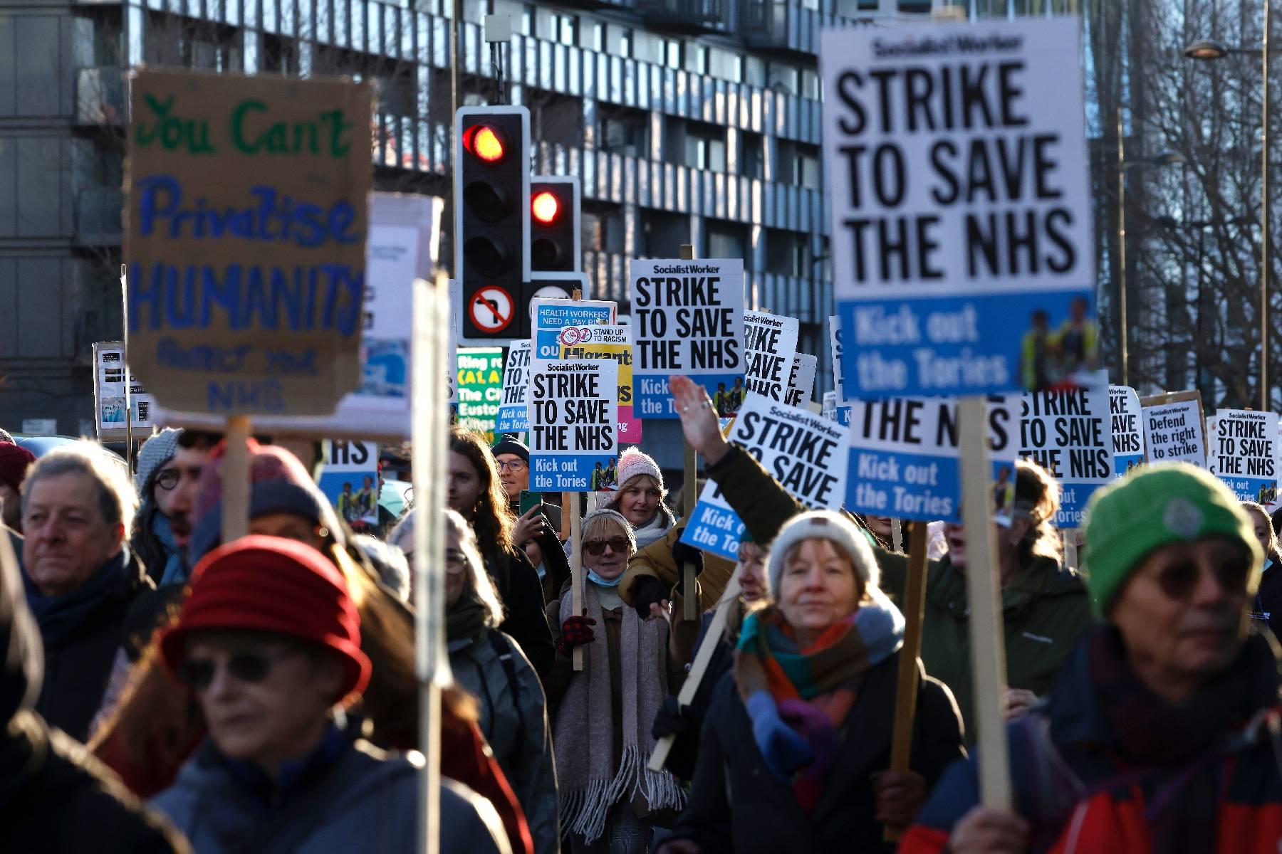 Royaume-Uni: les infirmières à nouveau en grève pour des hausses de salaire