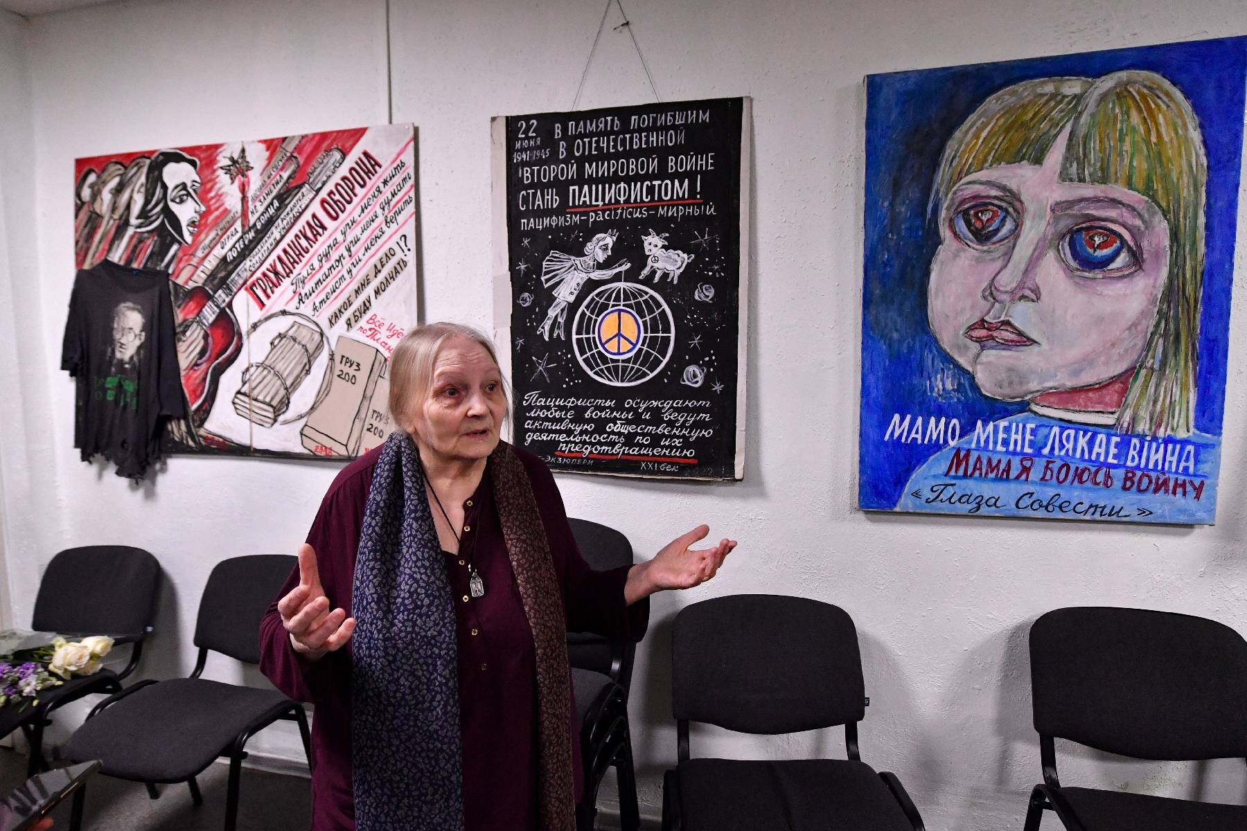 En Russie, une artiste de 77 ans présente ses pancartes pacifistes en plein conflit en Ukraine