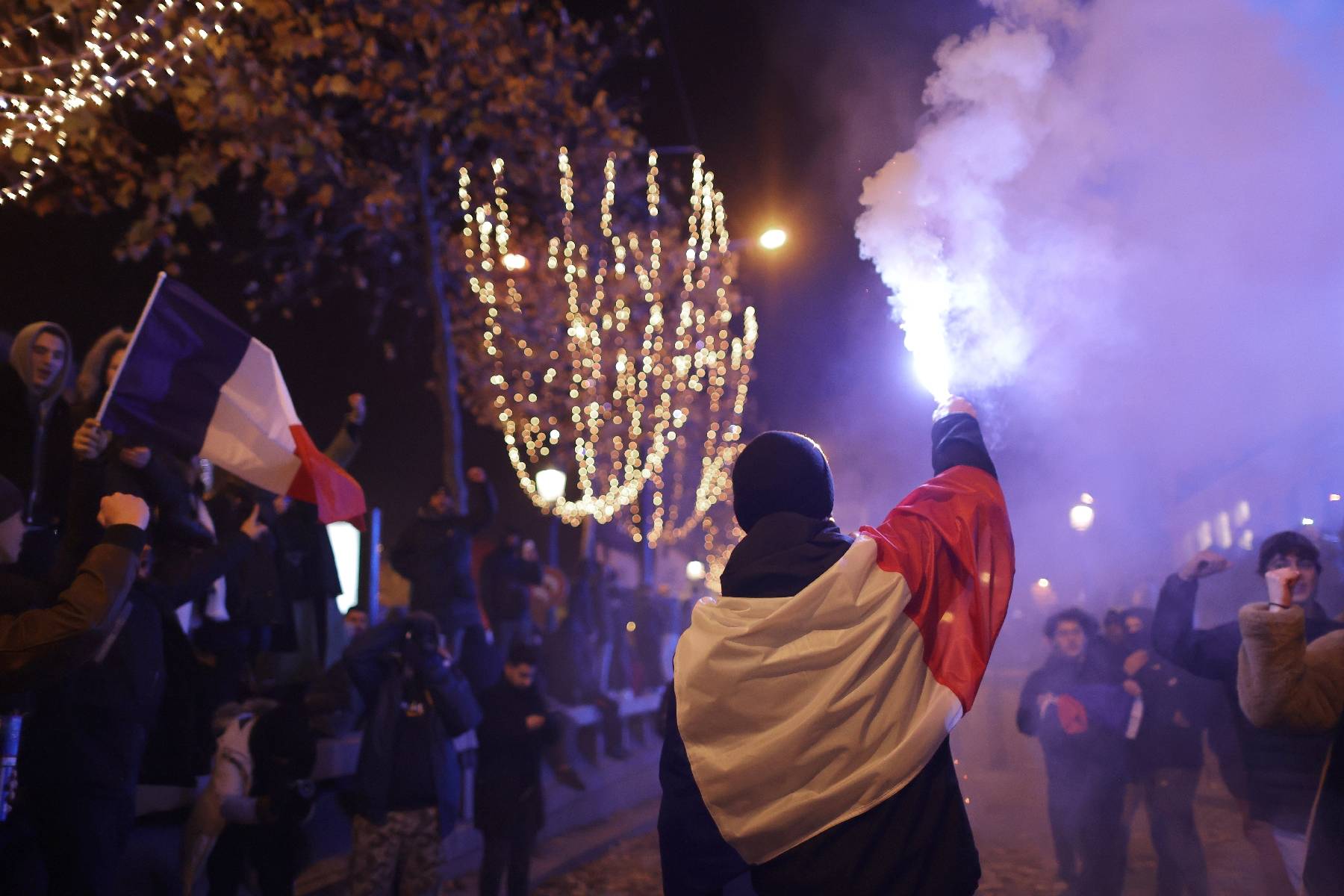 Mondial: liesse sur les Champs-Elysées après la victoire de la France