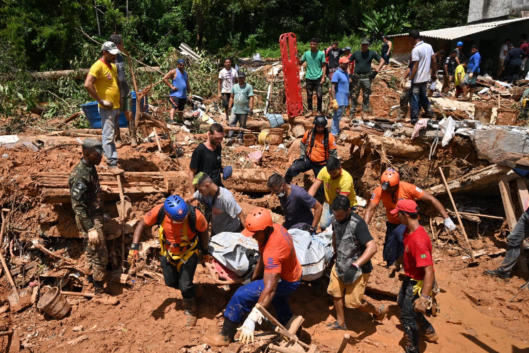 Au Brésil, les sinistrés pleurent leurs morts après une tempête apocalyptique