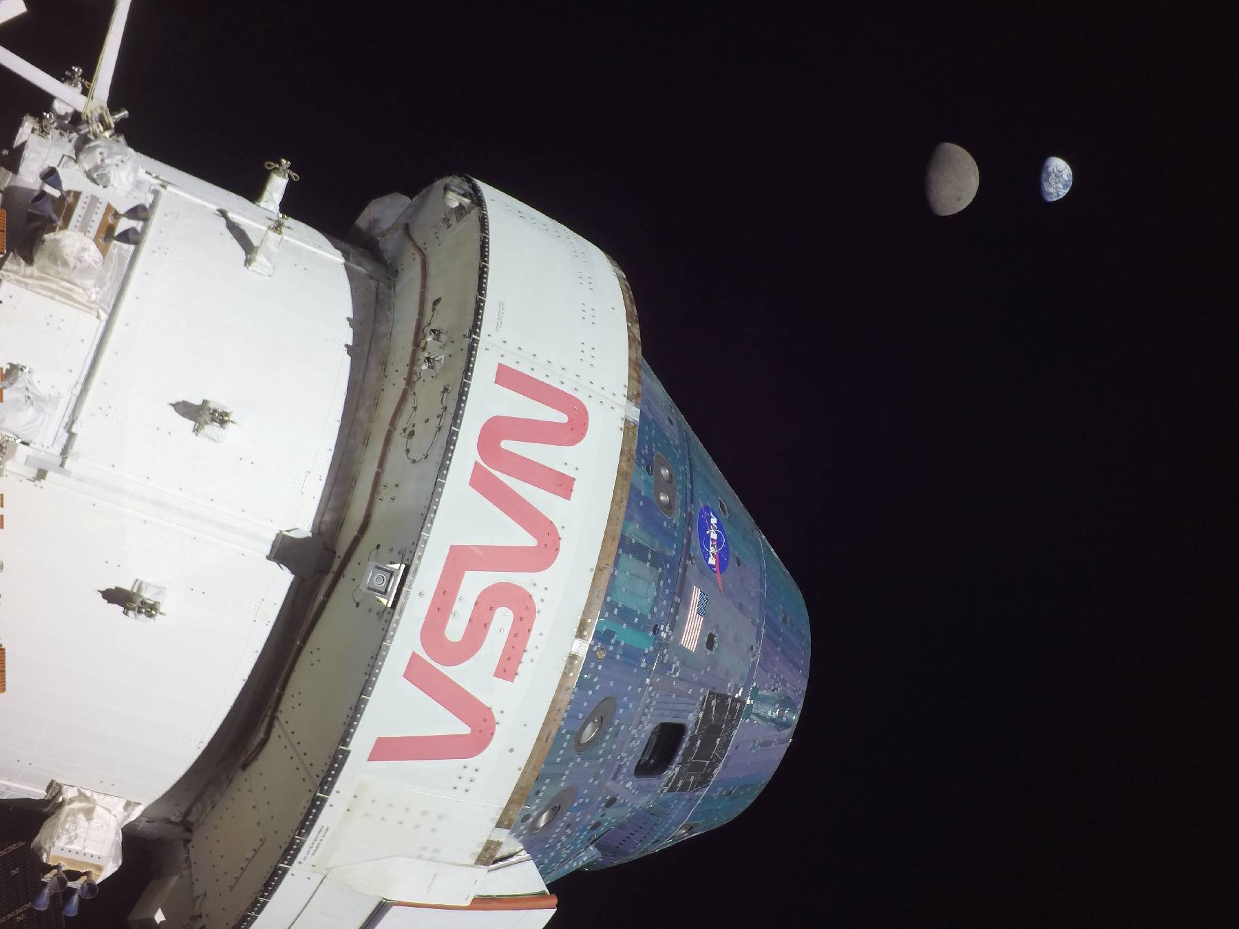 Le vaisseau Orion revient sur Terre après son voyage autour de la Lune