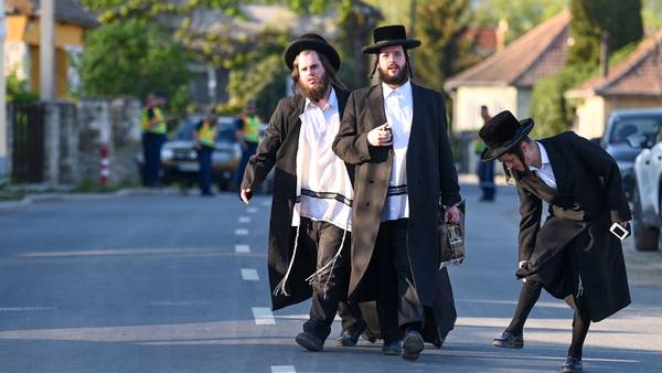 Des pèlerins juifs hassidiques dans une rue du village de Bodrogkeresztur, le 23 avril 2023 en Hongrie