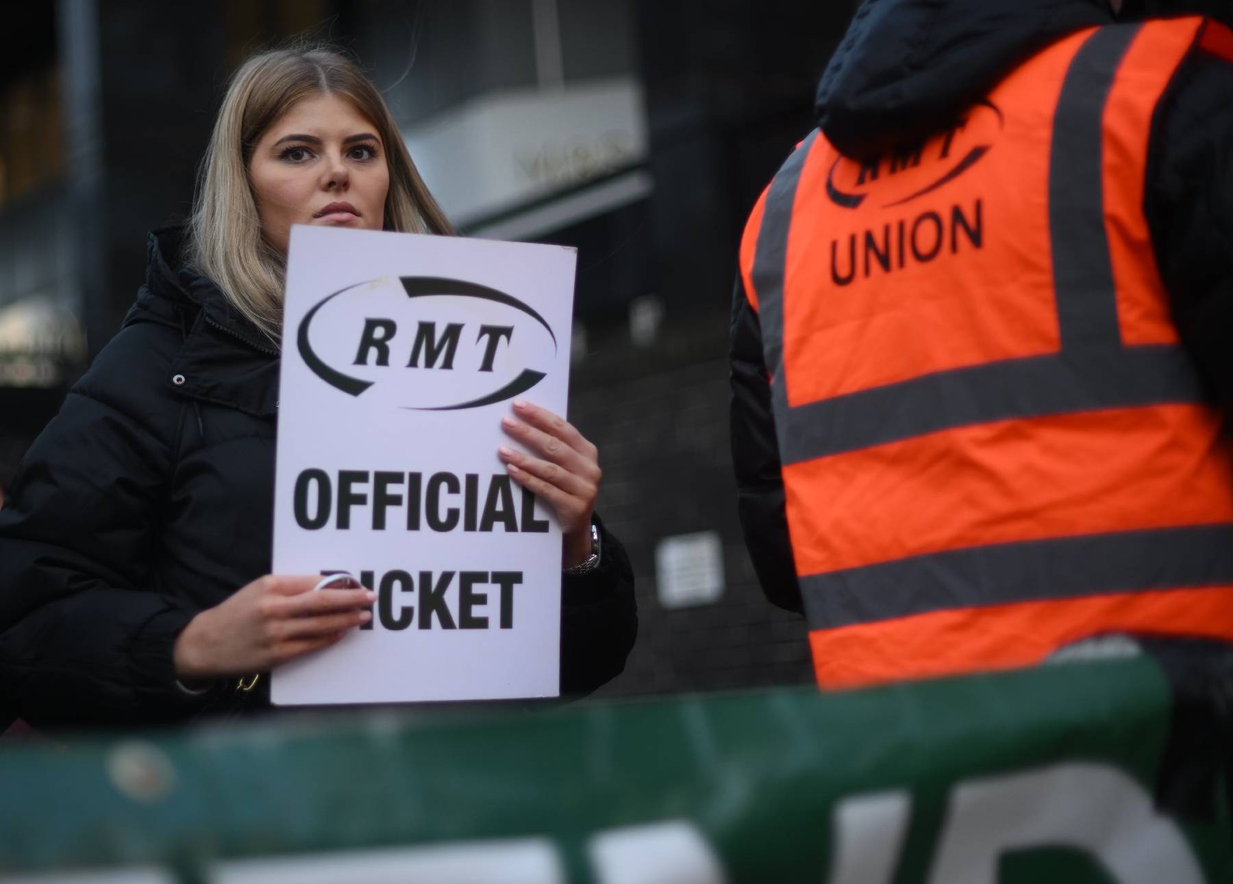 Royaume-Uni: sous pression des grèves, le gouvernement reçoit les syndicats lundi