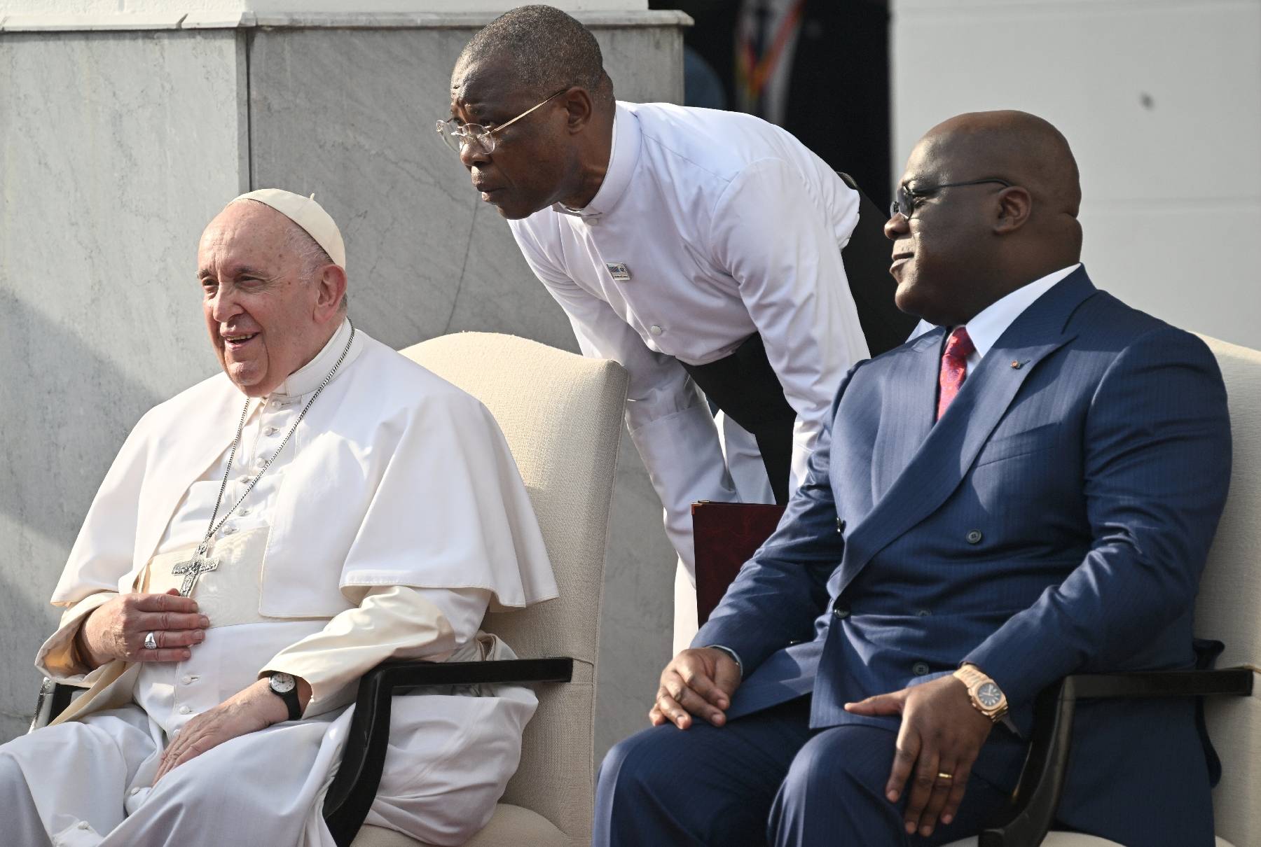 RDC: accueilli avec ferveur à Kinshasa, le pape dénonce le 