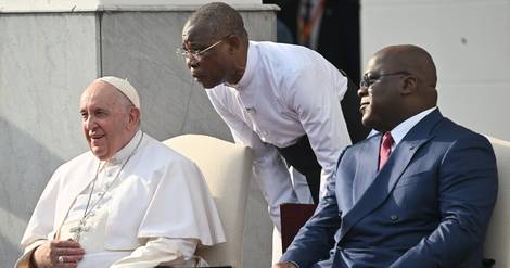 RDC: accueilli avec ferveur à Kinshasa, le pape dénonce le 