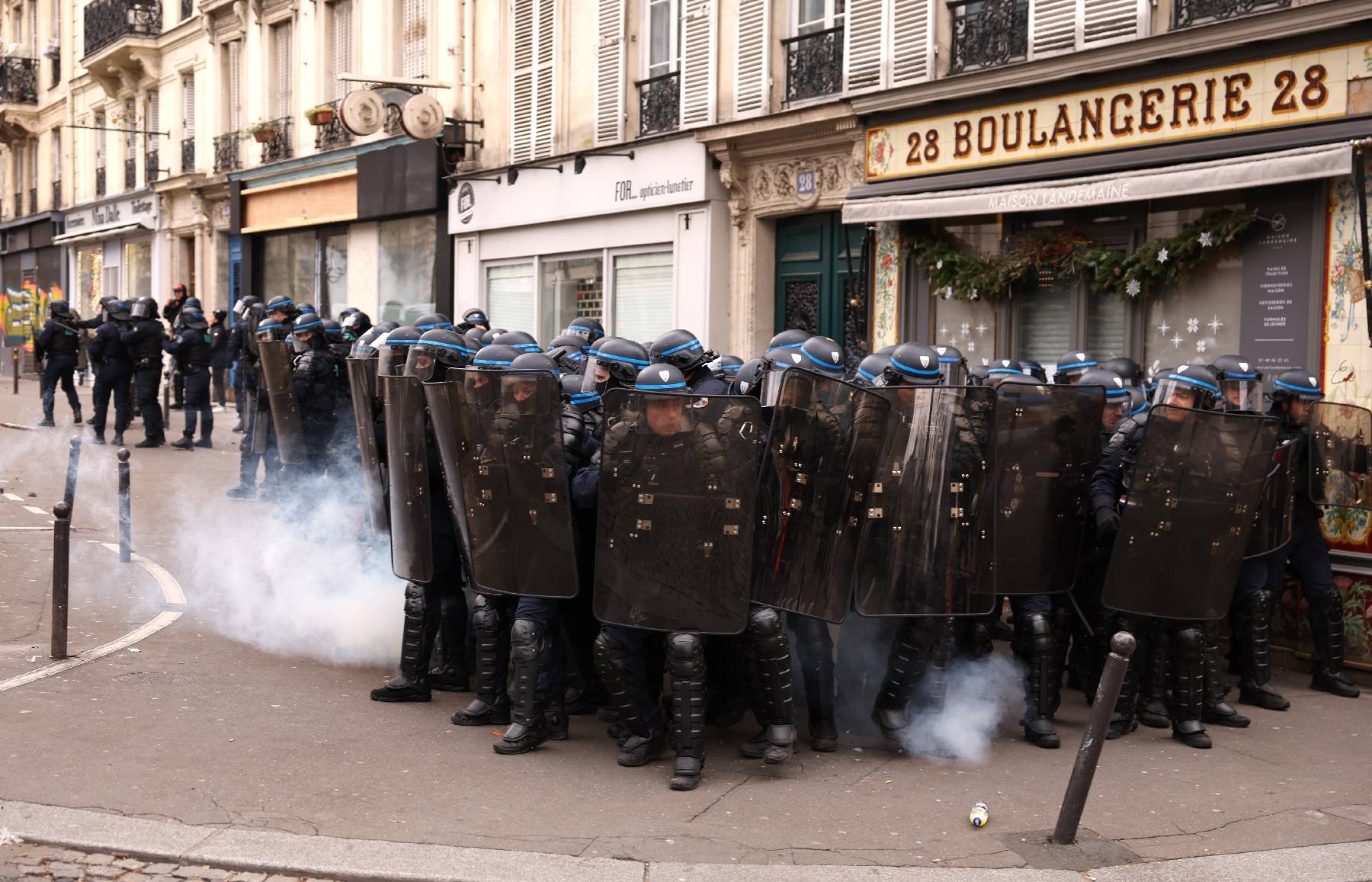 Manifestation à Paris: un homme émasculé après un coup de matraque d'un policier