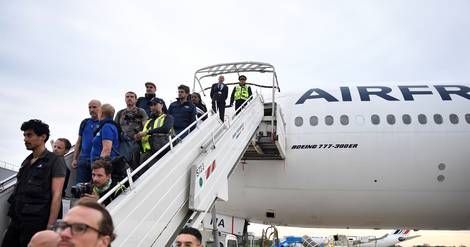 Arrivée en France du premier avion français d'évacués du Soudan