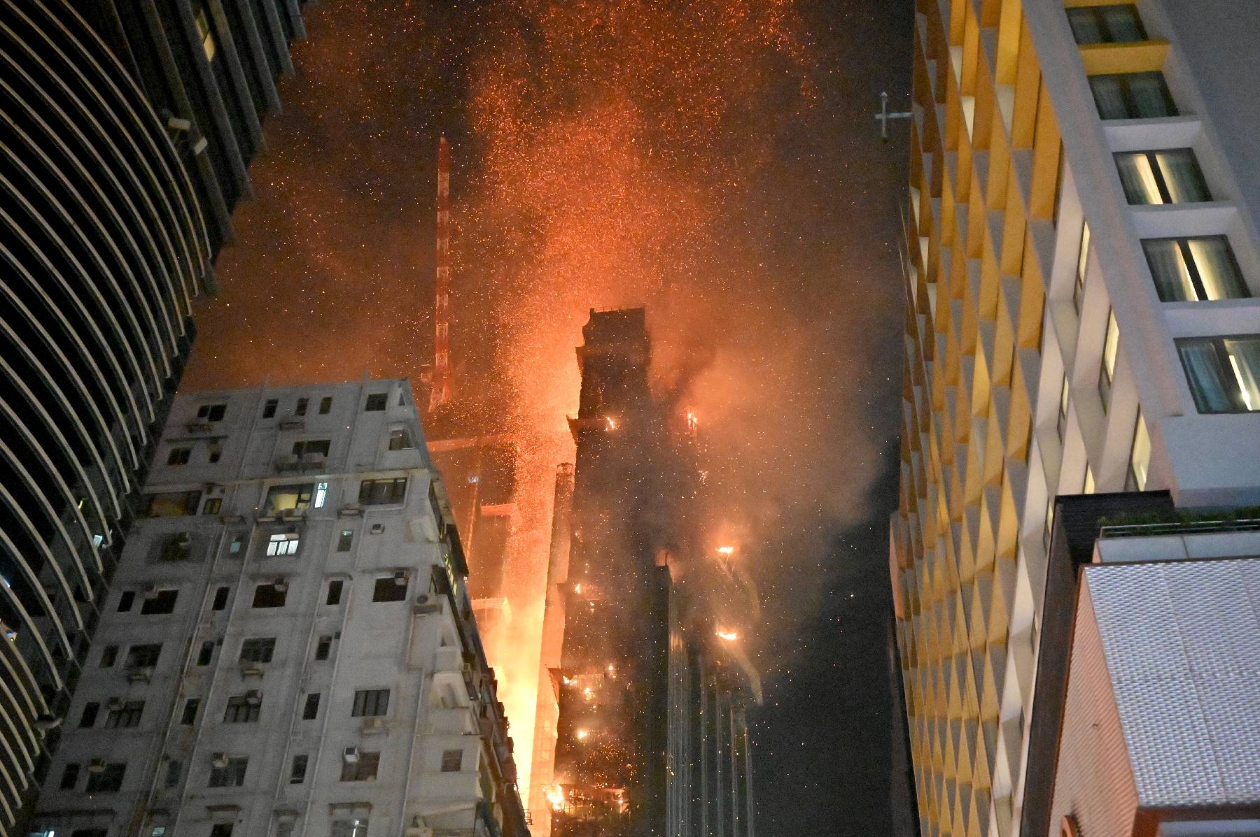 Spectaculaire incendie d'un gratte-ciel en construction à Hong Kong
