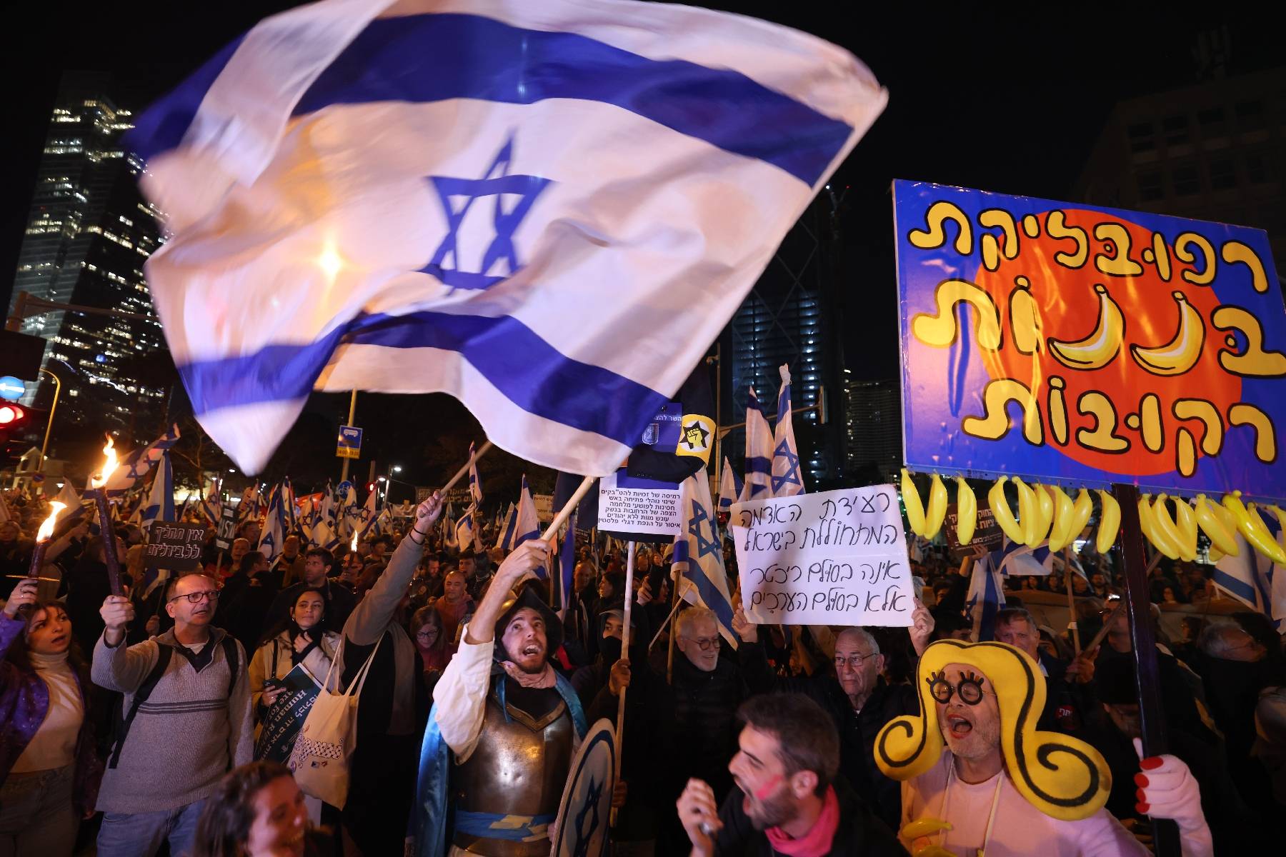 Des milliers d'Israéliens manifestent contre une réforme judiciaire controversée