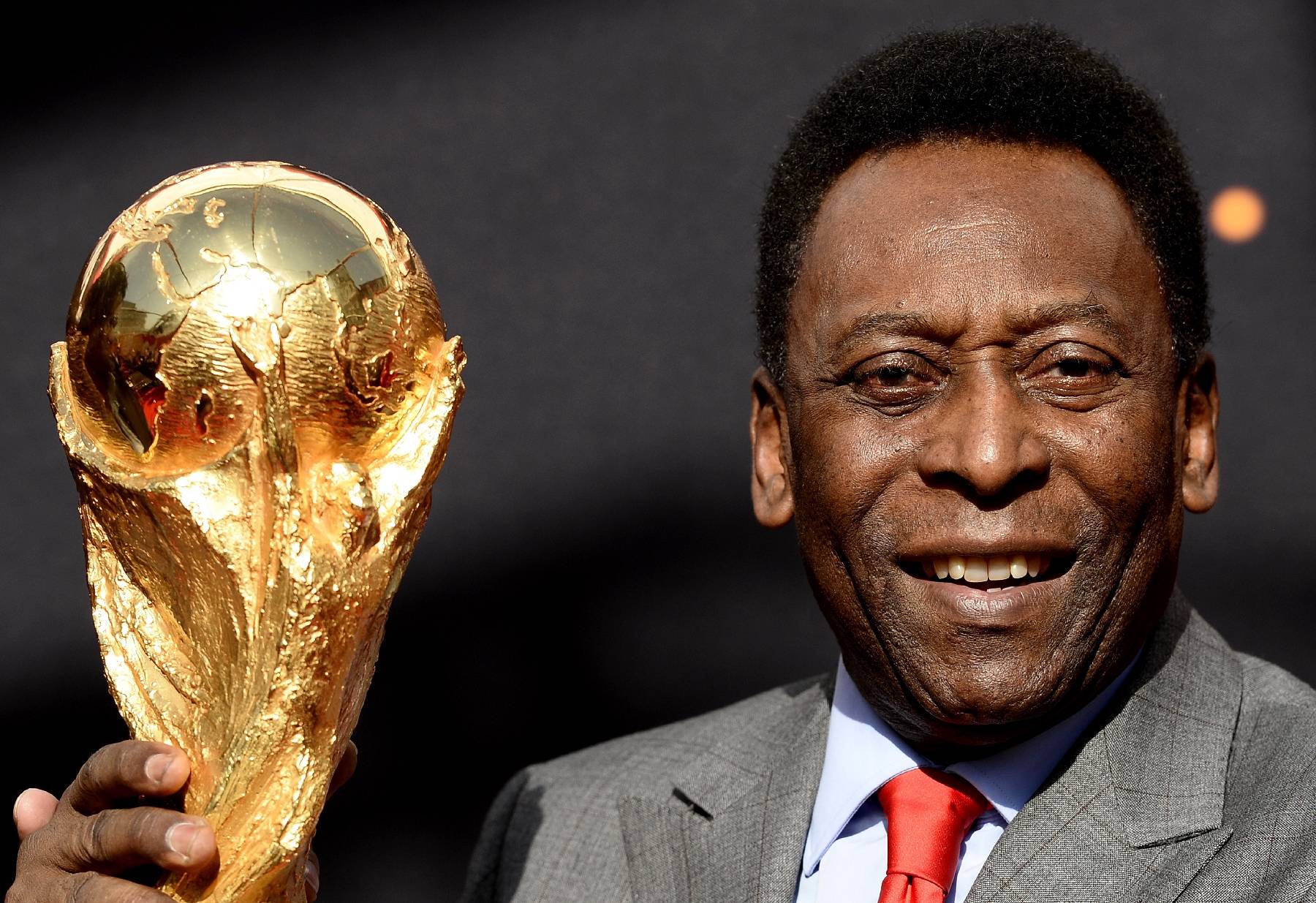 Atteint d'un cancer, Pelé souffre d'