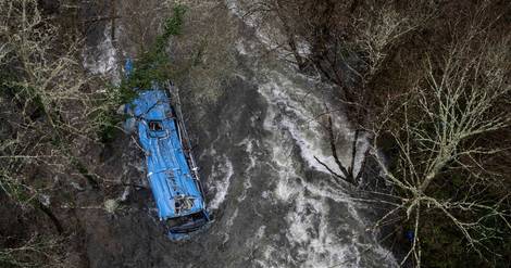 Cinq morts après la chute spectaculaire d'un car dans une rivière en Espagne
