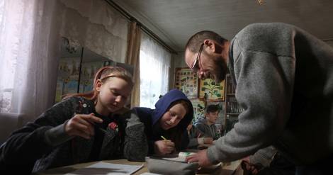 Dans un village ukrainien en ruines, le salon d'un enseignant devient une école de fortune