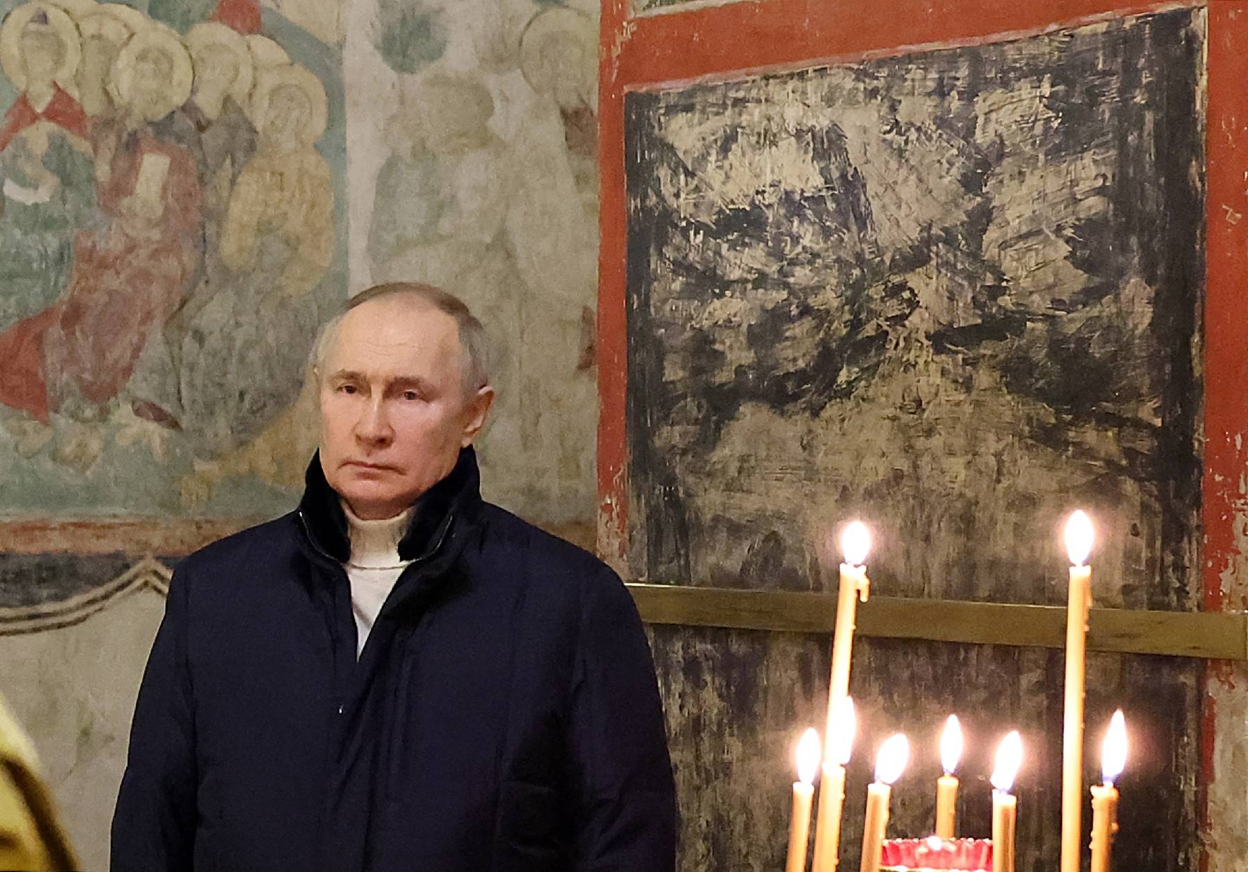 Poutine assiste seul à un office de la Noël orthodoxe dans une église du Kremlin