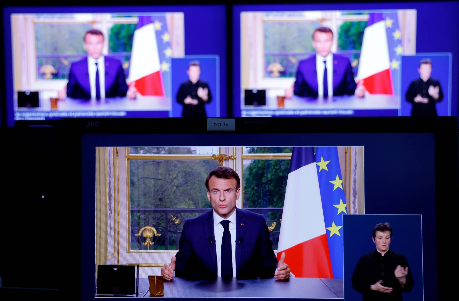 Macron filmé en train de chanter en pleine rue après son allocution lundi