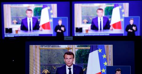 Macron filmé en train de chanter en pleine rue après son allocution lundi