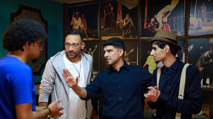 Yazan Abou al-Rous (2e g), cofondateur de l'Amman Comedy Club (ACC), parle avec des comédiens au théâtre Al-Shams, le 11 mars 2023 à Amman, en Jordanie