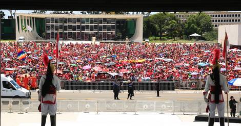 Marée rouge de partisans de Lula à Brasilia, avant son investiture