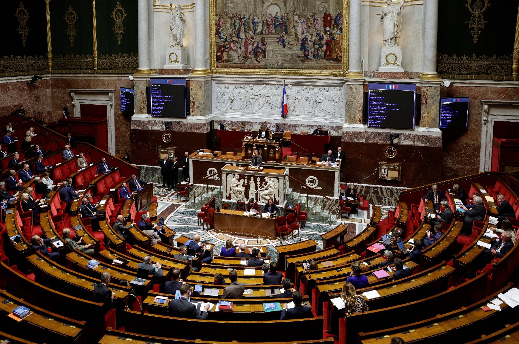 Réforme des retraites: semaine cruciale, au Parlement et dans la rue