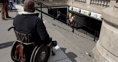 Handicap : l'État va investir 1,5 milliard d'euros pour assurer une meilleure accessibilité, annonce Macron