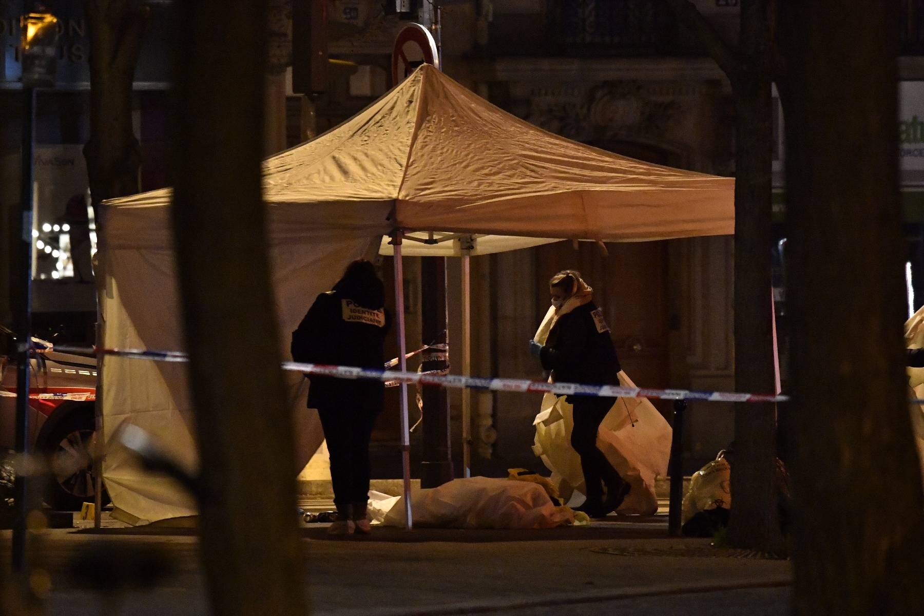 Un sans-abri tué par balles par la police à Paris: deux policiers en garde à vue